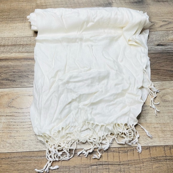 𝅺macy’s Cream Ivory Tassel Scarf NWOT - Picture 2 of 3